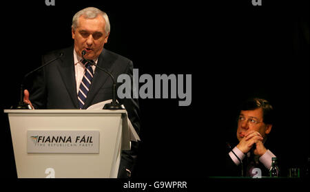 Irlands Finanzminister Brian Cowan (rechts) sieht zu, wie Taoiseach und Fianna Fail-Führer Bertie Ahern das Wahlmanifest Fianna Fail im Mansion House in Dublin lanciert. Stockfoto