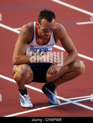 Leichtathletik - IAAF-Weltmeisterschaften - Edmonton. Der britische Christopher Rawlinson sitzt nach seinem enttäuschenden Ergebnis im Finale der 400-Meter-Hürden der Herren auf der Strecke. Stockfoto