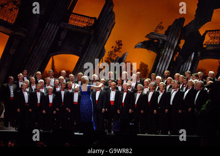 Katherine Jenkins tritt mit dem Fron Male Voice Choir während der Classical Brit Awards in der Royal Albert Hall im Zentrum von London auf. Stockfoto