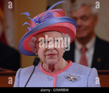 Die britische Königin Elizabeth II. Spricht vor der Virginia General Assembly in Richmond, der ersten Station ihres sechstägigen Besuchs in den USA. Stockfoto