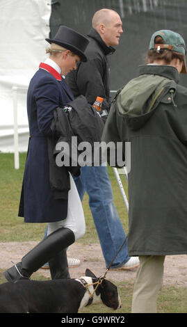 Zara Phillips, Freund Mike Tindall und Prinzessin Anne, nachdem Zara auf Toytown im Dressageat der Mitsubishi Motors Badminton Horse Trials teilgenommen hatte. Stockfoto