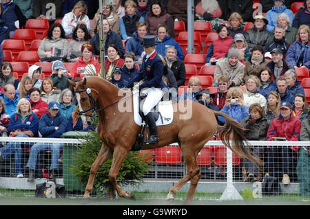 Reiten - Mitsubishi Motors Badminton Reitwege - Badminton - Tag 2. Zara Phillips reitet Toytown in der Dressur bei den Mitsubishi Motors Badminton Horse Trials. Stockfoto