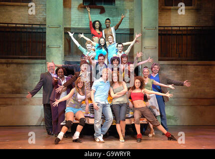 Ian Watkins, Natalie Casey (beide vorne in der Mitte) und Darsteller führen eine Szene aus Fame The Musical während einer Fotoserie im Shaftesbury Theatre im Zentrum von London auf. Stockfoto