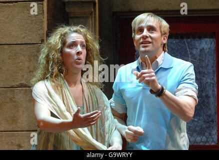 Natalie Casey und Ian Watkins führen eine Szene aus Fame The Musical während einer Fotoserie im Shaftesbury Theatre im Zentrum von London auf. Stockfoto