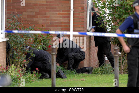 Die Polizei von West Mercia, der Tatort von Kriminalbeamten, untersucht Erschießungen an der New Park Road in der Gegend von Castlefields in Shrewsbury. Stockfoto