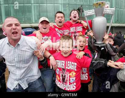 Fans feiern, wie Manchester United Champions der Barclays Premiership wird, im Old Trafford, Manchester. Stockfoto