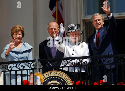 Königin Elizabeth II. Und der Präsident der Vereinigten Staaten von Amerika, George Bush, werden am sechsten Tag des Staatsbesuches der Königin in Amerika von ihren Ehegatten, dem Herzog von Edinburgh und Barbara Bush, auf dem Balkon des Weißen Hauses, Washington DC, begleitet. Stockfoto