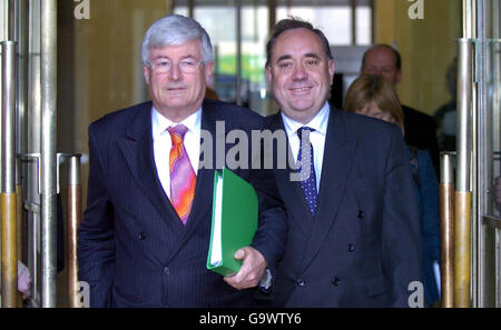 Der Co-Vorsitzende der Scottish Green Party (links) Robin Harper und der SNP-Vorsitzende Alex Salmond steigen aus dem Haus von St Andrews in Edinburgh aus. Stockfoto