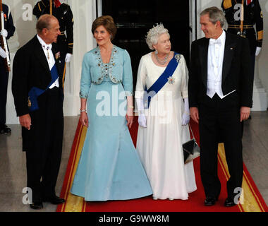 Die britische Königin Elizabeth II. Und der Herzog von Edinburgh kommen am sechsten Tag ihres Staatsbesuchs in den USA zu einem Staatsessen im Weißen Haus in Washington DC an, zu dem der Präsident der USA, George Bush, rechts, und Frau Barbara eingeladen haben. Stockfoto