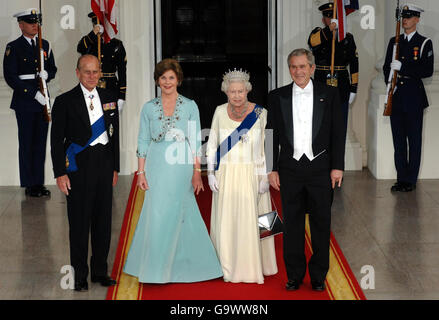 Die britische Königin Elizabeth II. Und der Herzog von Edinburgh kommen am sechsten Tag ihres Staatsbesuchs in den USA zu einem Staatsessen im Weißen Haus in Washington DC an, zu dem der Präsident der USA, George Bush, rechts, und Frau Barbara eingeladen haben. Stockfoto