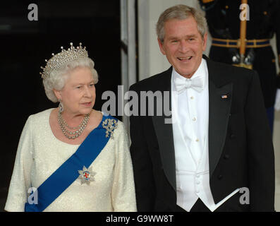 Am sechsten Tag ihres Staatsbesuchs in den USA kommt die britische Königin Elizabeth II. Zu einem Staatsessen an, das vom Präsidenten der USA, George Bush, im Weißen Haus in Washington DC veranstaltet wird. Stockfoto