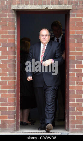Justizminister Lord Falconer verlässt das Wormwood Scrubs Gefängnis in London. Stockfoto