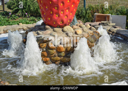 Kleiner Brunnen im Bettbereich Blume. Wasserstrahl Aufstieg. Stockfoto