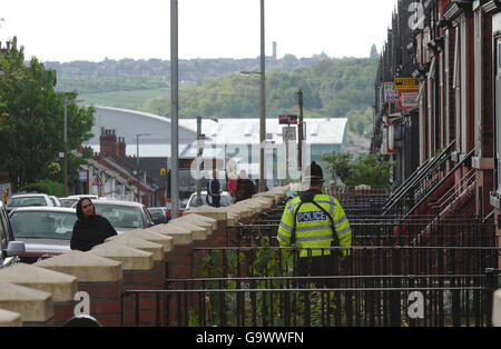 Polizei ist vor einem Haus in Tempest Road, Beeston, Leeds, nach Razzien auf mehrere Häuser in der Gegend anwesend. Stockfoto