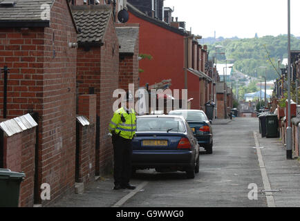 Polizei ist vor einem Haus in Tempest Road, Beeston, Leeds, nach Razzien auf mehrere Häuser in der Gegend anwesend. Stockfoto