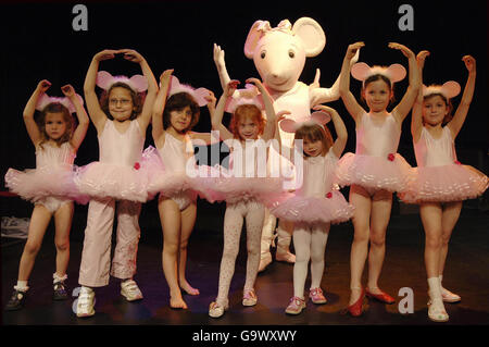 Angelina Ballerina (Mitte) mit einigen kleinen Fans vor einer Nachmittagstee für Kinder anlässlich der Enthüllung der Pläne für Angelinas Star Performance, das erste Live-Ballett mit der beliebten Kinderfigur Angelina Ballerina, im New Wimbledon Theatre in London. Stockfoto