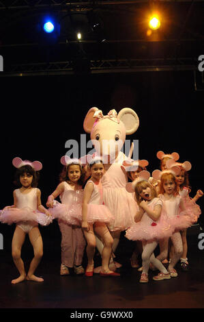 Angelina Ballerina (Mitte) mit einigen kleinen Fans vor einer Nachmittagstee für Kinder anlässlich der Enthüllung der Pläne für Angelinas Star Performance, das erste Live-Ballett mit der beliebten Kinderfigur Angelina Ballerina, im New Wimbledon Theatre in London. Stockfoto