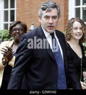 Schatzkanzler Gordon Brown kommt in der Imagination Gallery im Zentrum Londons an. Stockfoto