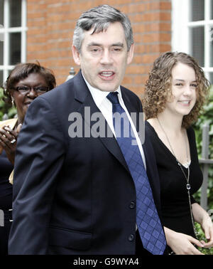 Schatzkanzler Gordon Brown kommt in der Imagination Gallery im Zentrum Londons an. Stockfoto