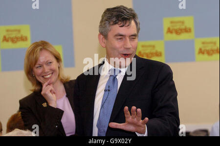 Bundeskanzler Gordon Brown besucht zusammen mit der lokalen Abgeordneten Angela Smith das Pitsea Leisure Center in Basildon, Essex, am Ende des ersten Tages, an dem er sich für die Führung der Labour-Partei eingesetzt hat. Stockfoto