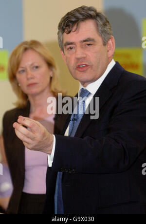 Am Ende des ersten Tages, an dem er sich für die Führung der Labour-Partei engagierte, besucht Bundeskanzler Gordon Brown zusammen mit der lokalen Abgeordneten Angela Smith das Pitsea Leisure Center in Basildon, Essex. Stockfoto