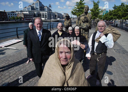 Staatsminister Conor Lenihan (links) schließt sich den Mitgliedern des in Tallaght ansässigen Komitees zur Erinnerung an die irische Hungersnot an, während die Details für die jährliche Veranstaltung, die am 27. Mai in Dublin stattfinden soll, bekannt gegeben werden. Stockfoto