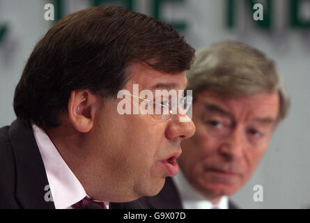 Finanzminister Brian Cowan (links) und Pensions-Minister Seamus Brennan sprechen bei einer Fianna Fail Pressekonferenz über die irische Wirtschaft in Dublin zu den Medien. Stockfoto