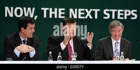 Von links sprechen Kommunikationsminister Noel Dempsey, Finanzminister Brian Cowan und Pensions-Minister Seamus Brennan während einer Fianna Fail Pressekonferenz über die irische Wirtschaft in Dublin mit den Medien. Stockfoto