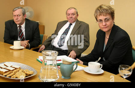 Ministerin für soziale Entwicklung Margaret Ritchie bei einem Besuch zur Hilfe für die Alten in Belfast, wo sie David Walker (links) und John Davis traf. Stockfoto