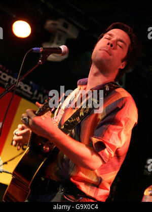 Rufus Wainwright während eines Instore Gig und Signing Session im Virgin Megastore in der Oxford Street im Zentrum von London. Stockfoto