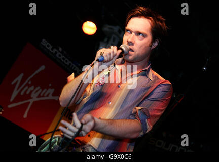 Rufus Wainwright während eines Instore Gig und Signing Session im Virgin Megastore in der Oxford Street im Zentrum von London. Stockfoto