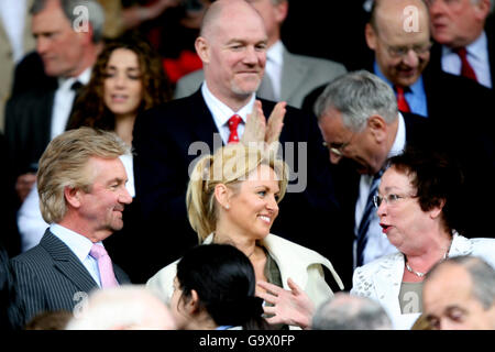 Fußball - FA Barclays Premiership - Manchester United / West Ham United - Old Trafford. TV-Moderator Noel Edmonds (l) nimmt am heutigen Spiel Teil Stockfoto