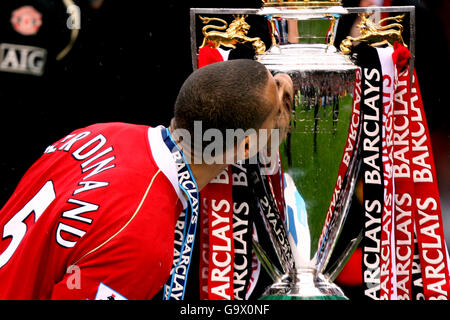 Fußball - FA Barclays Premiership - Manchester United / West Ham United - Old Trafford. Rio Ferdinand von Manchester United küsst die englische Premiership Trophy Stockfoto