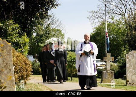 Der Sarg wird zur Beerdigung von Neville Duke, Testpilot und Jagdflugzeug des 2. Weltkriegs, in der St. Andrews Church in Tangmere in der Nähe von Chichester West Sussex getragen. Stockfoto