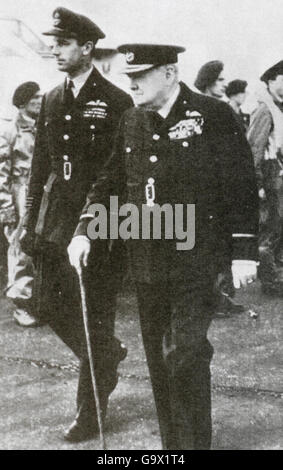 Ein Sammelbild von Neville Duke, Testpilot und Jagdflugzeug des Zweiten Weltkriegs mit Winston Churchill im Jahr 1951, kopiert nach dem Dienstbefehl bei seiner Beerdigung in der St. Andrews Church in Tangmere bei Chichester West Sussex. Stockfoto