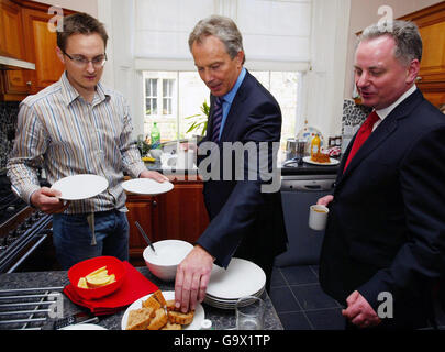 Der britische Premierminister Tony Blair (Mitte) und der schottische Premierminister Jack McConnell (rechts) sprechen mit Chris Beardsley während eines Besuchs in seinem Haus im Westen von Edinburgh. Stockfoto