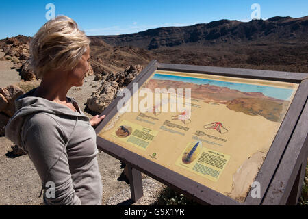 Frau liest Informationstafel am Hochplateau Teide, Teneriffa, Spanien, Kanarische Inseln, Europa Stockfoto