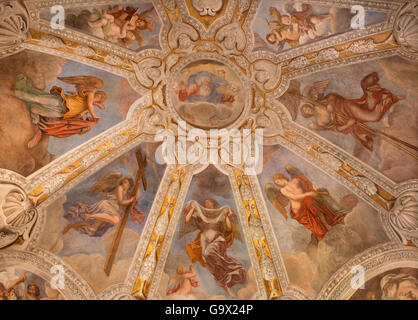 Rom, Italien, 2016: Geschichten des Kreuzes Fresko von Pieter van Lindt an der Decke in der Kirche Basilica di Santa Maria del Popolo Stockfoto