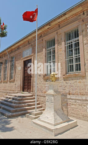 Büste von Atatürk und die türkische Flagge vor offizielle Gebäude, Ayvalik, Cunda, Balikesir, Türkei, Asien / Ayvalik Stockfoto