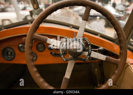 Holzlenkrad, Spalte Gangwechsel, Spalte Gangschaltung, Rolls-Royce 1929 Modell, Oldtimer, britische Oldtimer Stockfoto