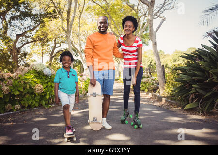 Glückliche Familie zusammen posieren Stockfoto