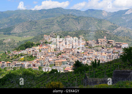 Fernblick über Castiglione di Sicilia, thront auf Hügel in Alcantara-Tal, Sizilien, Italien Stockfoto