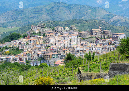 Fernblick über Castiglione di Sicilia, thront auf Hügel in Alcantara-Tal, Sizilien, Italien Stockfoto