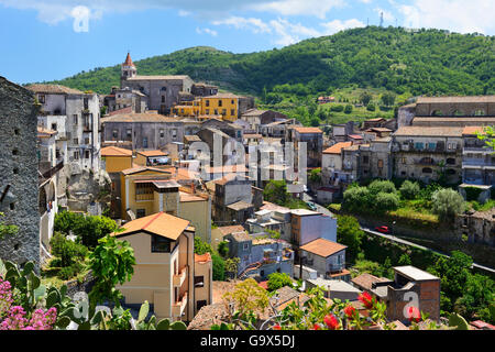 Blick über rot gekachelten Dächern von Castiglione di Sicilia, Sizilien, Italien Stockfoto