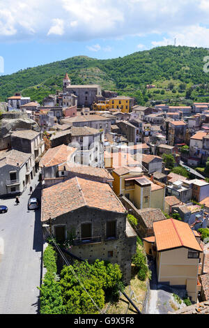 Blick über rot gekachelten Dächern von Castiglione di Sicilia, Sizilien, Italien Stockfoto