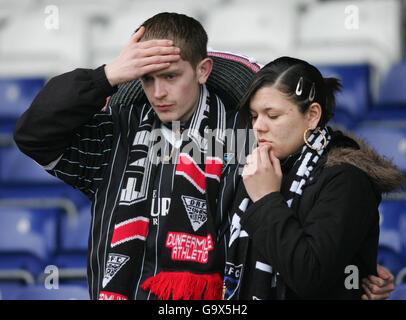 Dunfermline-Fans zeigen im Premier League-Spiel der Bank of Scotland im Caledonian Stadium, Inverness, ihre Niedergeschlagenheit nach der Niederlage gegen Inverness. Stockfoto