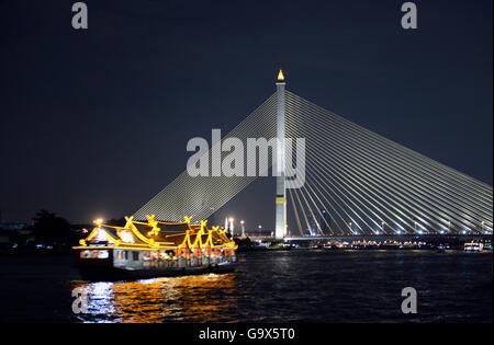 die Saphan Phra Rama 8 Brücke am Fluss Mae Nam Chao Phraya in der Stadt von Bangkok in Thailand in Suedostasien. Stockfoto