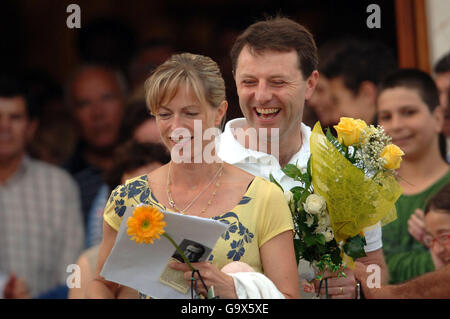 Gerry und Kate McCann gehen von der örtlichen Kirche in Praia Da Luz, Portugal. Luftballons wurden nach dem katholischen Gottesdienst am vierten Geburtstag ihrer Tochter Madeleine McCann, die am Abend des 3. Mai verschollen war, freigelassen. Stockfoto