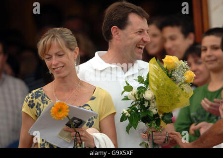 Gerry und Kate McCann gehen von der örtlichen Kirche in Praia Da Luz, Portugal. Luftballons wurden nach dem katholischen Gottesdienst am vierten Geburtstag ihrer Tochter Madeleine McCann, die am Abend des 3. Mai verschollen war, freigelassen. Stockfoto