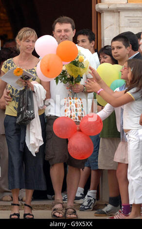 Gerry und Kate McCann gehen von der örtlichen Kirche in Praia Da Luz, Portugal. Luftballons wurden nach dem katholischen Gottesdienst am vierten Geburtstag ihrer Tochter Madeleine McCann, die am Abend des 3. Mai verschollen war, freigelassen. Stockfoto